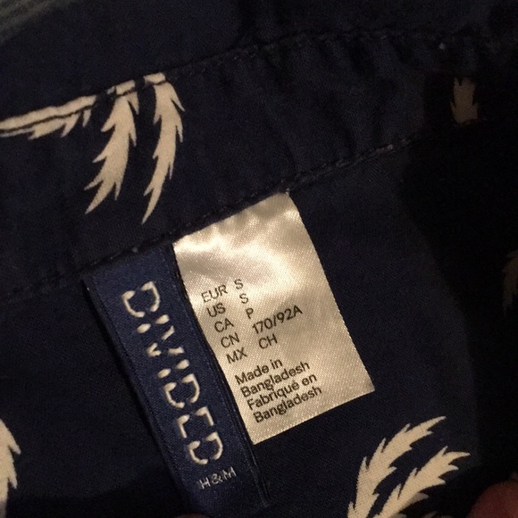 H&M palm tree short sleeve buttons down - Picture 2 of 2